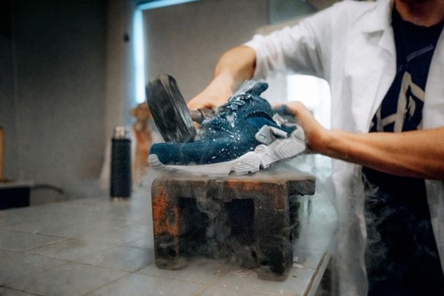 Що буде, якщо занурити кросівки в рідкий азот, підпалити і розбити молотком - фото 159014