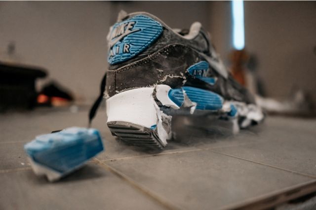 Що буде, якщо занурити кросівки в рідкий азот, підпалити і розбити молотком - фото 159009