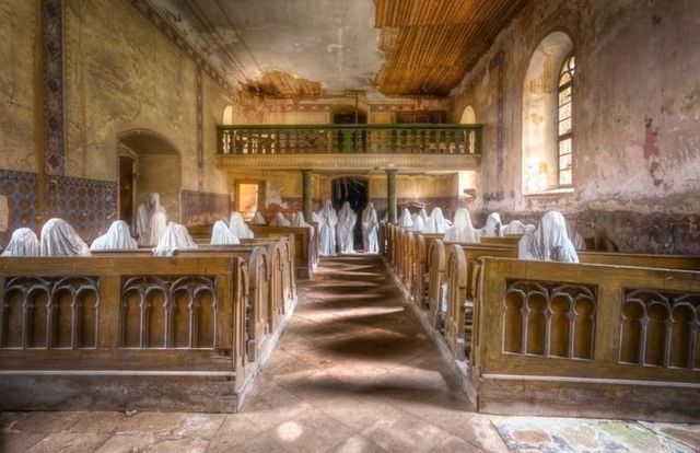 Фотограф показав покинуту церкву, яка просто "кишить" привидами - фото 156588