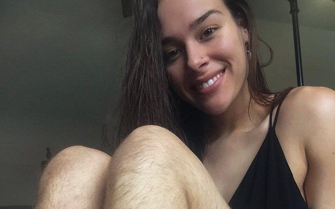 Сміливий експеримент: фітоняша не голить ноги та інші частини тіла цілий рік