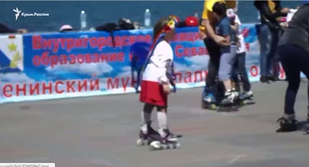 Маленька кримчанка у вишиванці підкорила мережу: відеофакт