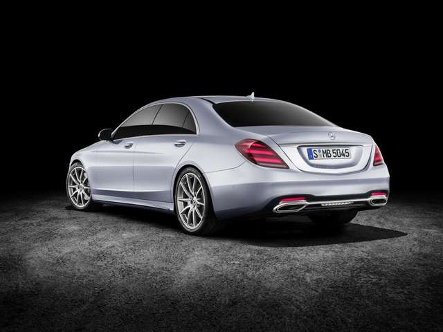Mercedes-Benz представив оновлений седан бізнес-класу - фото 161425