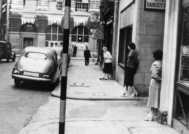 Вуличне життя Лондона у 50-70х: неймовірні фото - фото 156811