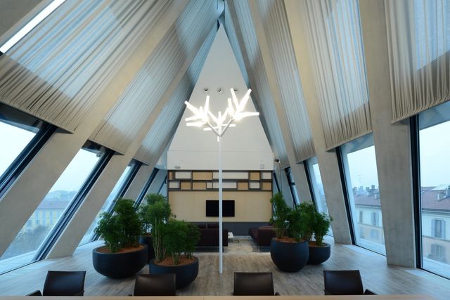 Як виглядає новенький офіс Microsoft в Мілані: ефектні фото - фото 162394