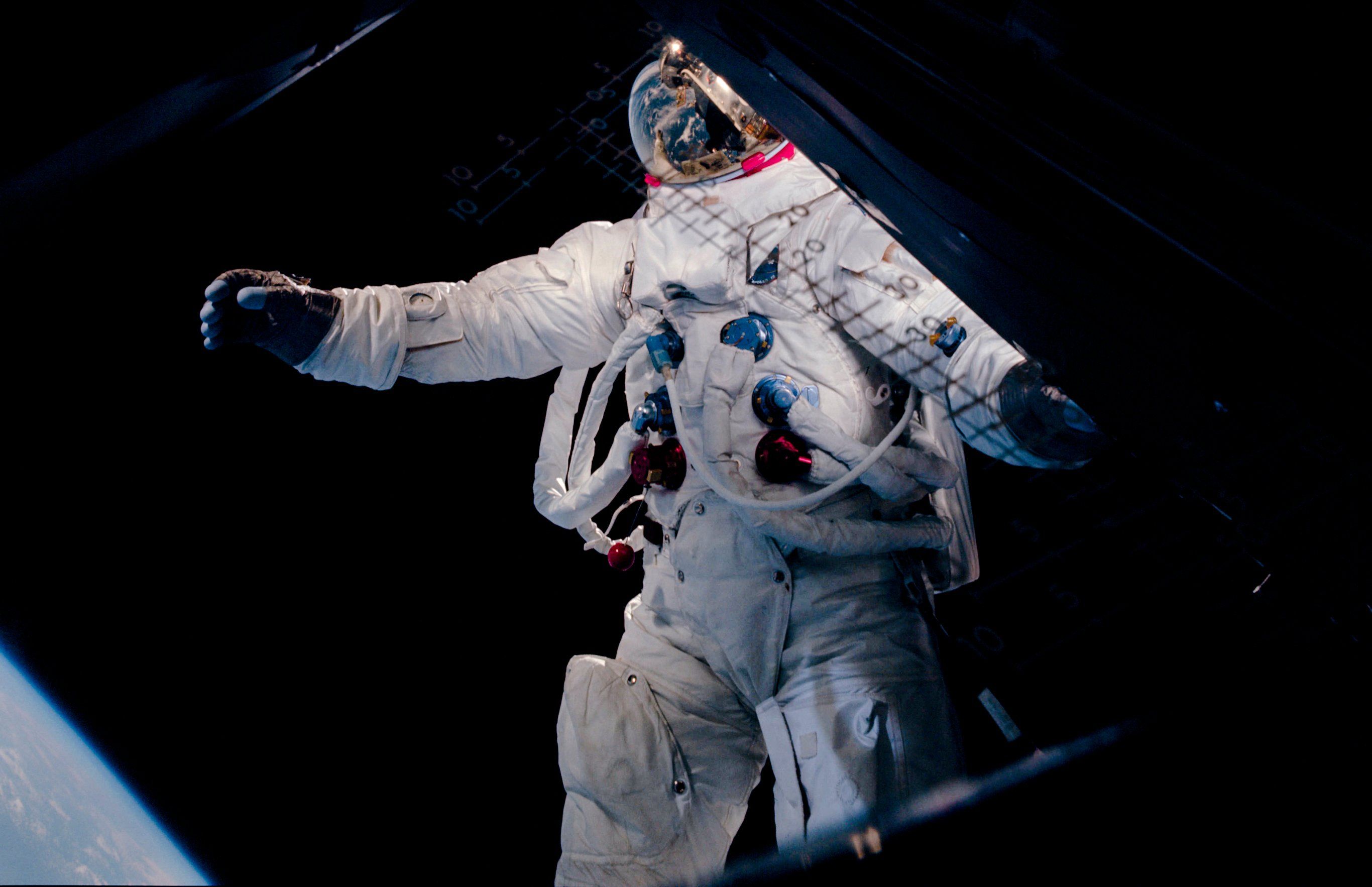 Time опублікував невідомі фотографії астронавтів на Місяці