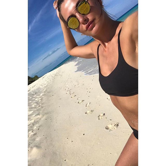 Відома українська топ-модель показала "голе" фото з відпочинку - фото 162020