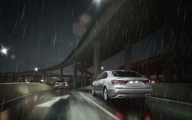 Як правильно керувати автомобілем під час зливи - фото 161684