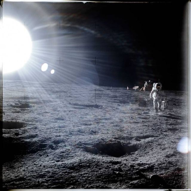 Time опублікував невідомі фотографії астронавтів на Місяці - фото 156360