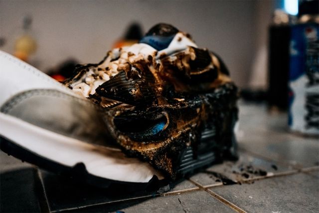 Що буде, якщо занурити кросівки в рідкий азот, підпалити і розбити молотком - фото 159012