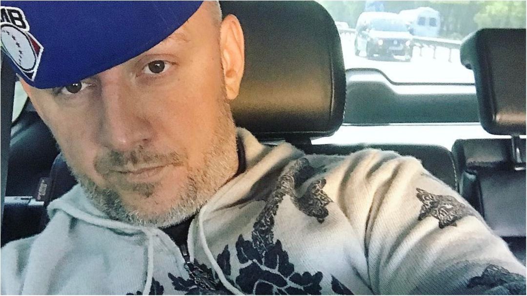 Потап приміряв українську вишиванку: фотофакт