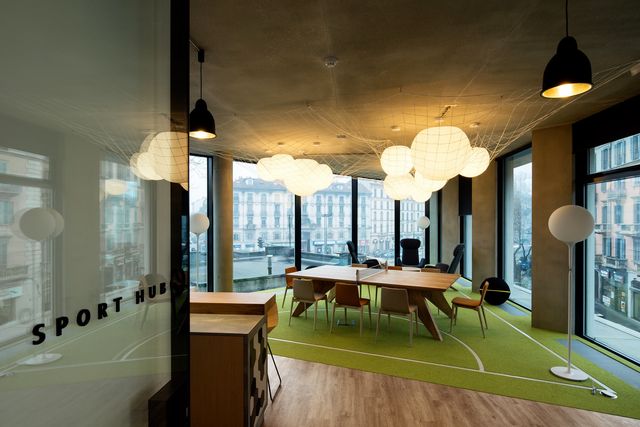 Як виглядає новенький офіс Microsoft в Мілані: ефектні фото - фото 162388