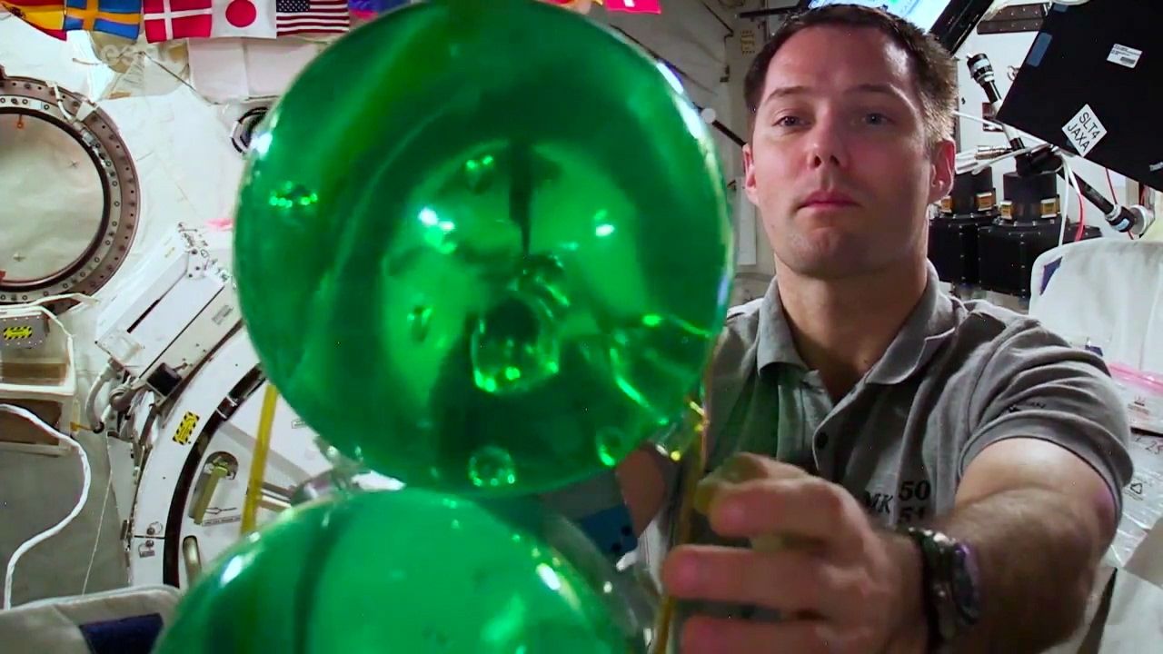 Астронавт показав, що трапляється з водою у космосі