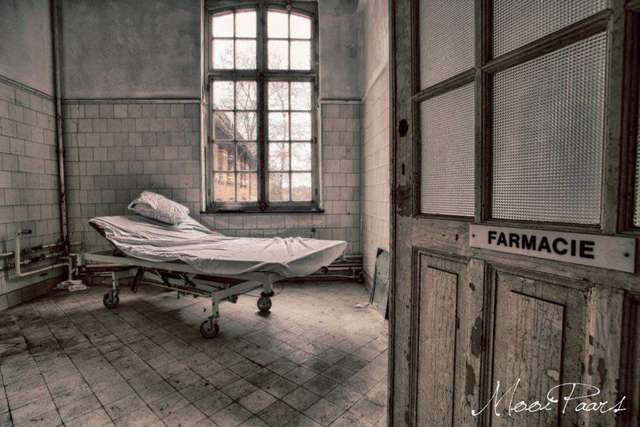 Видовище не для слабкодухих: як виглядає покинута психлікарня в Бельгії - фото 156941
