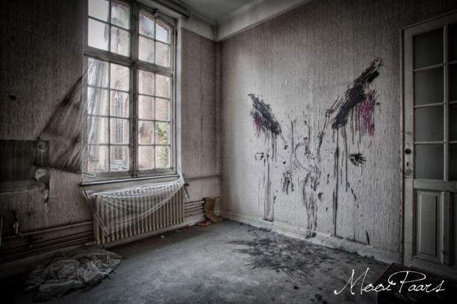 Видовище не для слабкодухих: як виглядає покинута психлікарня в Бельгії - фото 156938