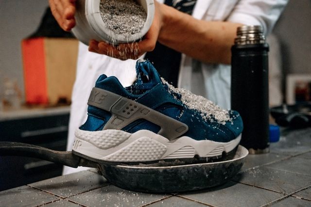 Що буде, якщо занурити кросівки в рідкий азот, підпалити і розбити молотком - фото 159017