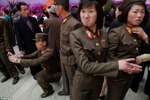 Як проходить Свято Сонця в Північній Кореї: вражаючі фото - фото 160567