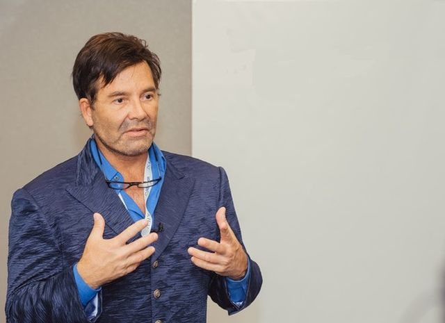 Пластичний хірург - фото 159052