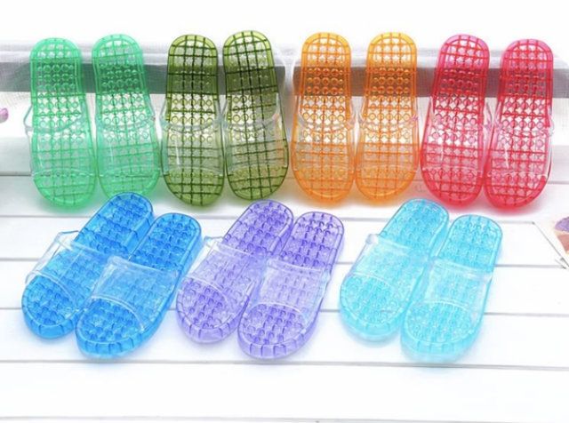 Дизайнерське взуття від Ріанни порівняли з дешевими капцями - фото 161239