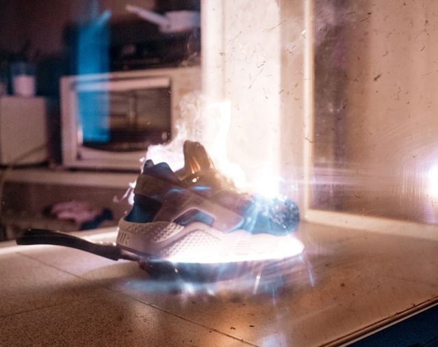 Що буде, якщо занурити кросівки в рідкий азот, підпалити і розбити молотком - фото 159018