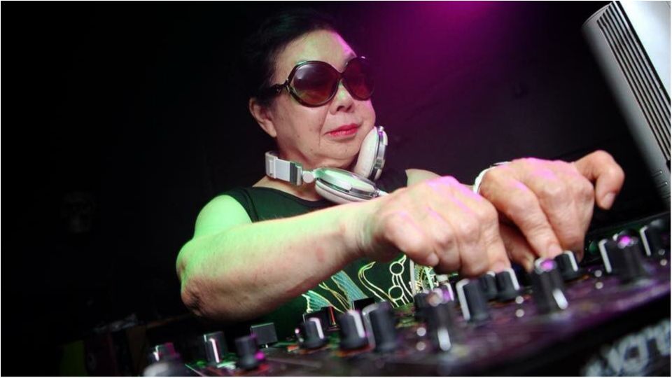 У Токіо 82-річна бабуся крутить вініли в нічних клубах
