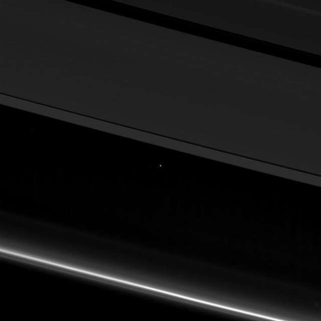 NASA показало Землю крізь кільця Сатурна - фото 161544