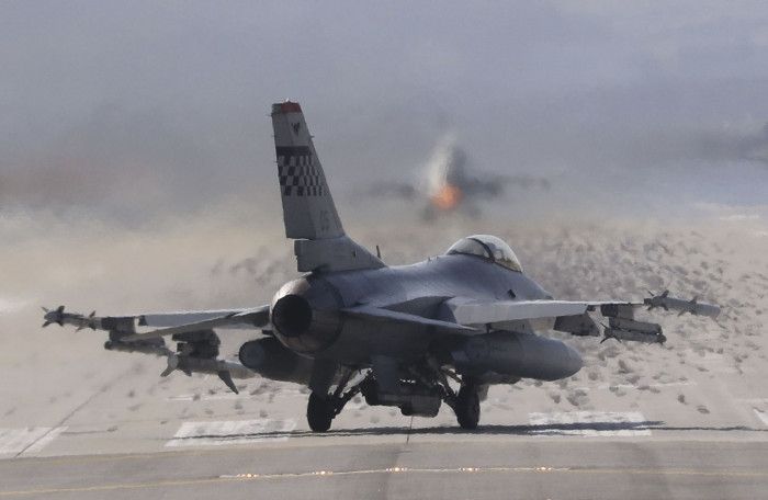 F-16 - фото 1