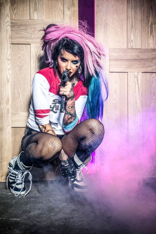 Скандальна британська модель знялася голою в образі Харлі Квін: гарячі фото (18+) - фото 156325