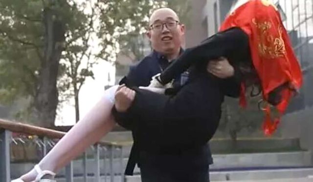 Розчарований у коханні бідолага одружився на роботі - фото 156920