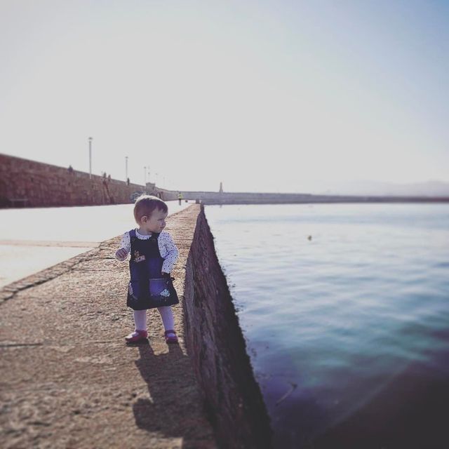 Молодий татусь шокував мережу екстремальними фото своєї доньки - фото 157554