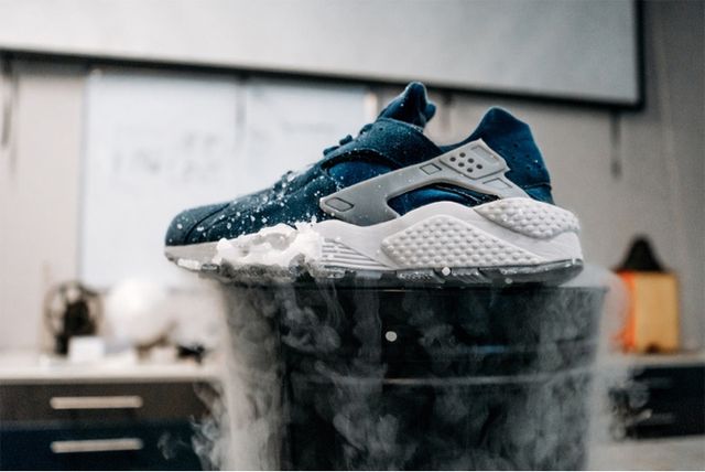 Що буде, якщо занурити кросівки в рідкий азот, підпалити і розбити молотком - фото 159013