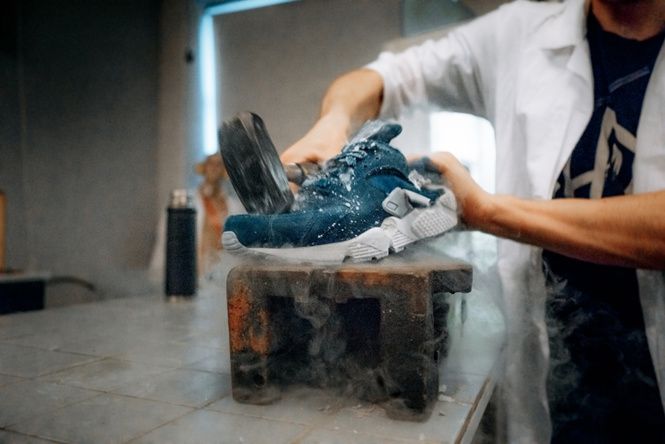 Що буде, якщо занурити кросівки в рідкий азот, підпалити і розбити молотком