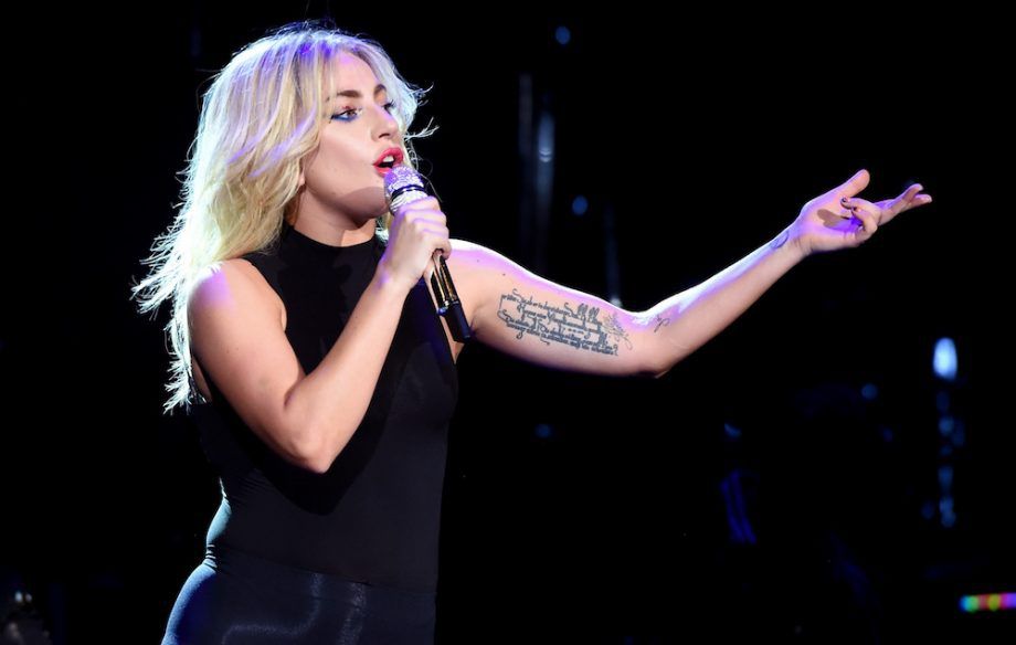 Дивіться, як Lady Gaga здивувавала фанів новою піснею!