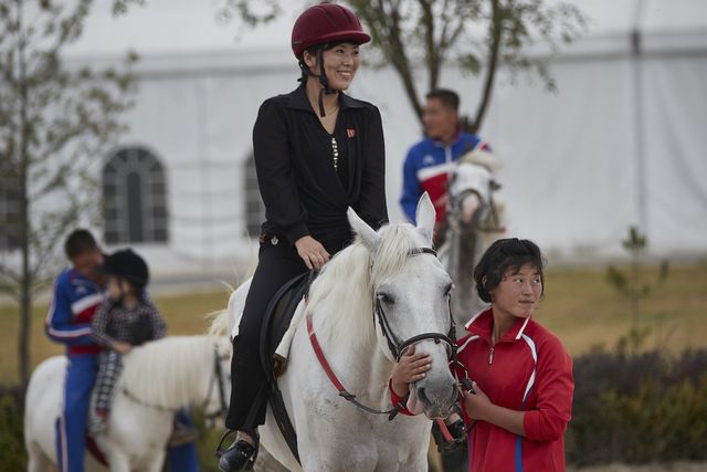 Як насправді живе еліта Північної Кореї: вражаючі фото - фото 158942