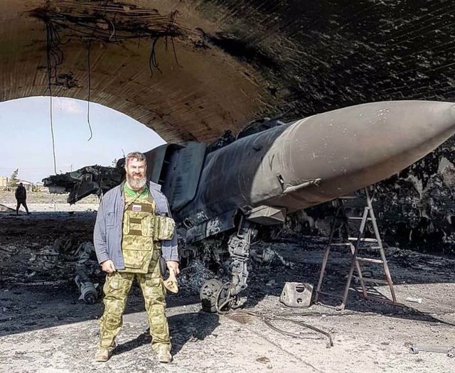 Російські військові роблять селфі на фоні російського МІГа, знищеного "томагавком" - фото 159072