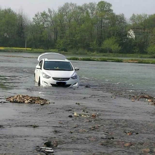 Китаєць, повіривши GPS, застряг в авто посередині річки