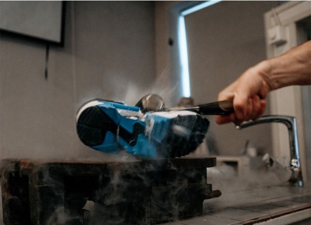 Що буде, якщо занурити кросівки в рідкий азот, підпалити і розбити молотком - фото 159008