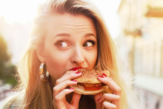 Жіночі недоліки, які насправді заводять чоловіків - фото 161857