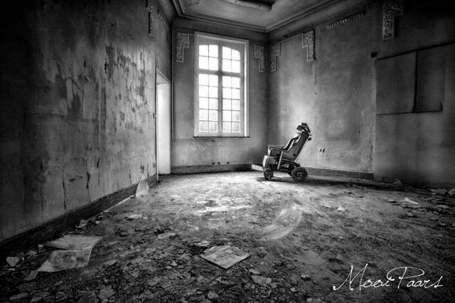Видовище не для слабкодухих: як виглядає покинута психлікарня в Бельгії - фото 156940