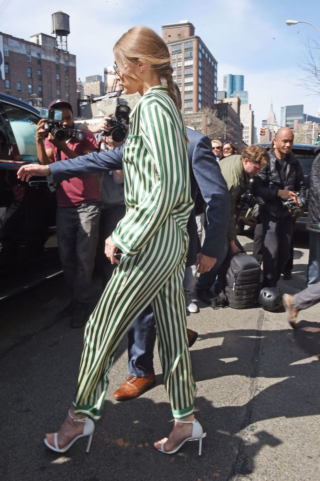 Відома модель з'явилася на публіці в смугастій піжамі: з'явилися фото - фото 160276