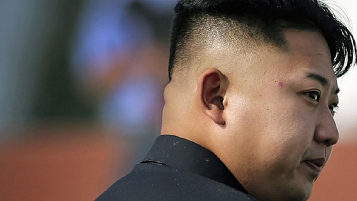 Журналіст на фото показав зачіски, які офіційно дозволені в КНДР - фото 1