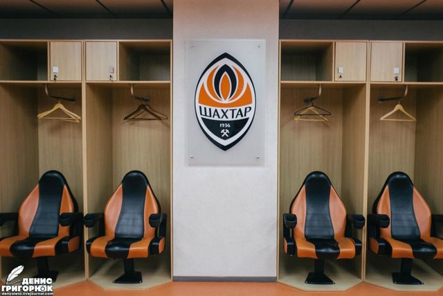 Як зараз виглядає окупована "Донбас Арена": фоторепортаж - фото 160678