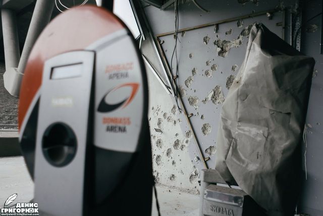 Як зараз виглядає окупована "Донбас Арена": фоторепортаж - фото 160672