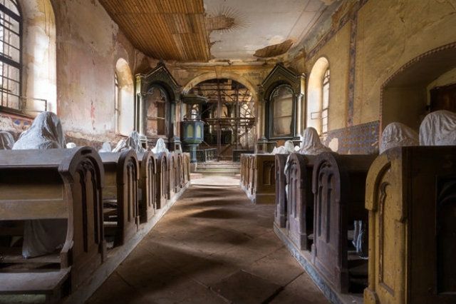 Фотограф показав покинуту церкву, яка просто "кишить" привидами - фото 156591