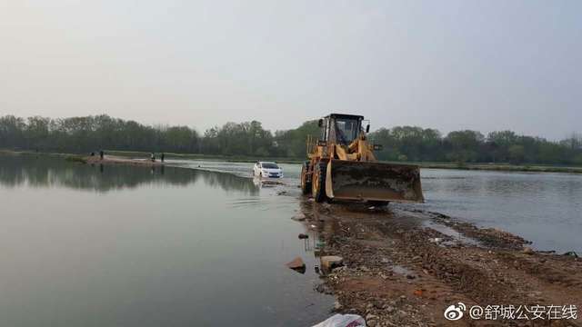 Китаєць, повіривши GPS, застряг в авто посередині річки - фото 158224