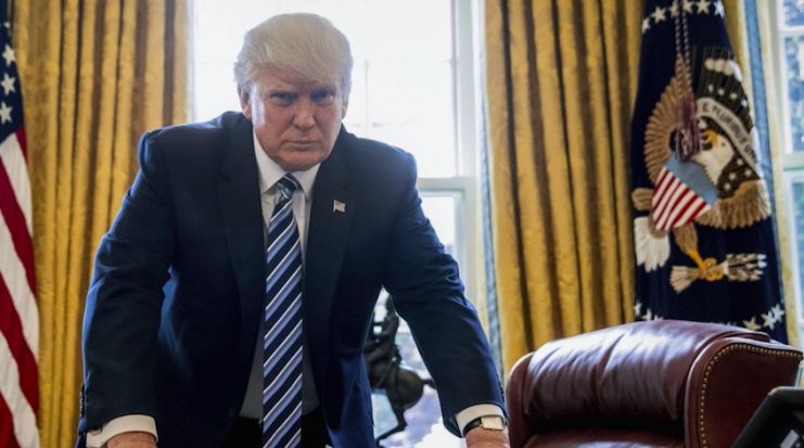 Розкрито таємницю "червоної кнопки" в кабінеті Трампа - фото 1