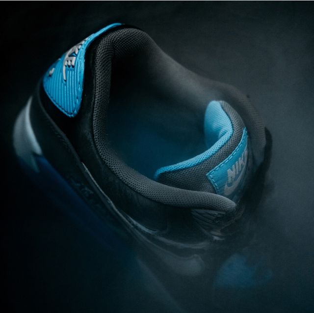 Що буде, якщо занурити кросівки в рідкий азот, підпалити і розбити молотком - фото 159006