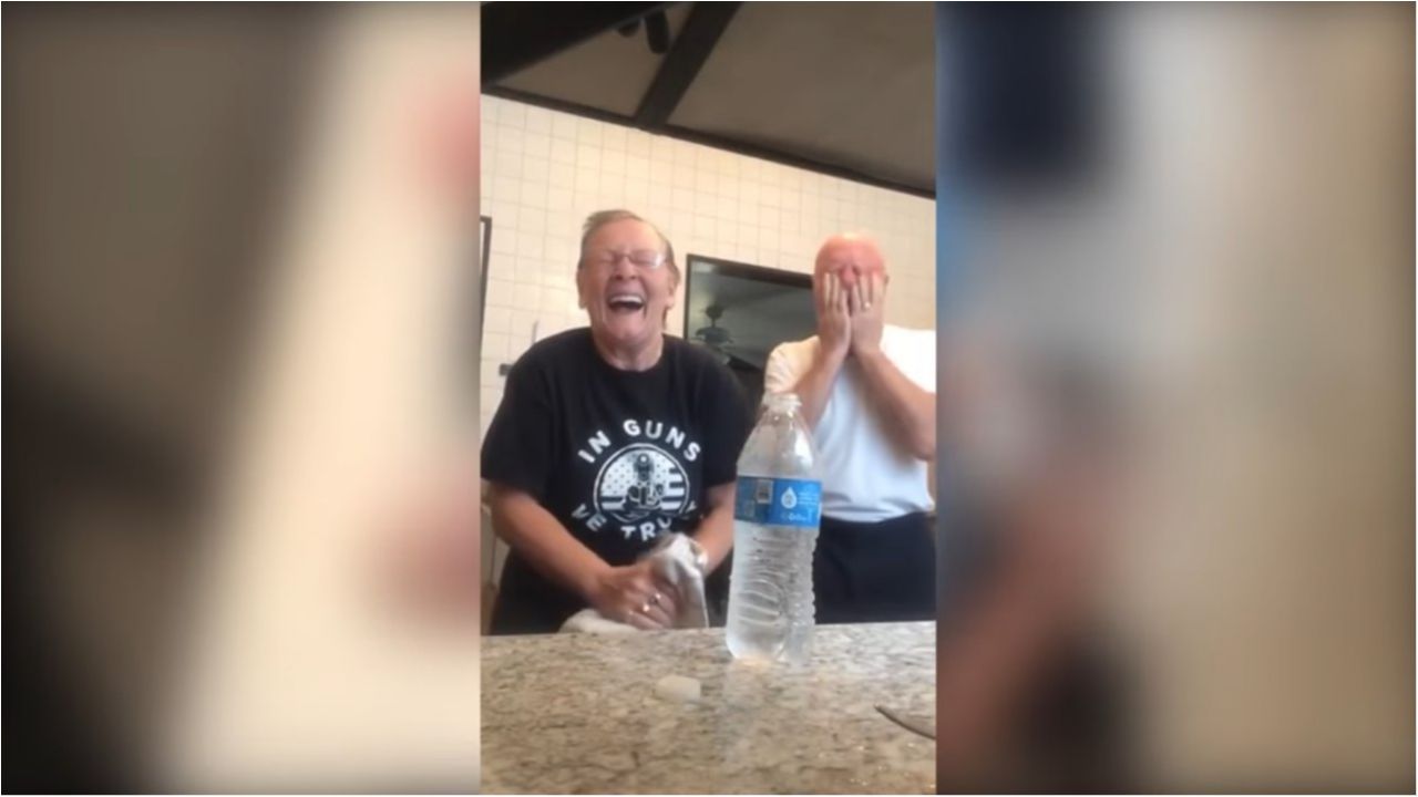 Кумедна бабуся майстерно розіграла свого чоловіка