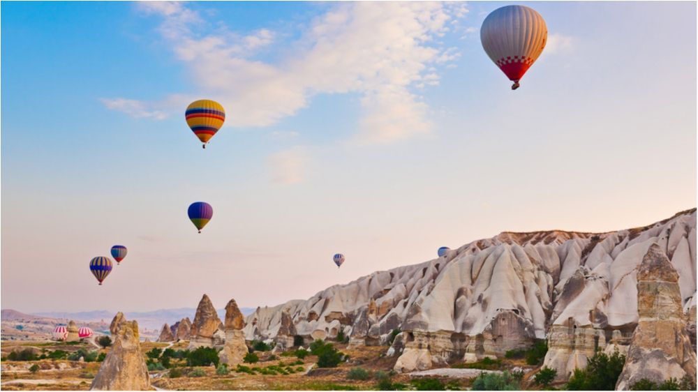 Неймовірно! Небо над Ла-Маншем заповнила рекордна кількість повітряних куль