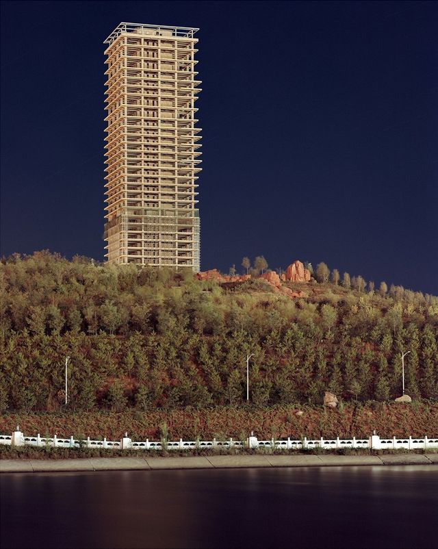 Фотограф показав міста-примари Китаю: моторошні фото - фото 161175