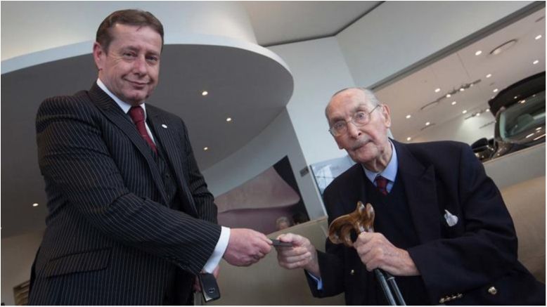 Lexus привітав 100-річного дідуся своїм ексклюзивом